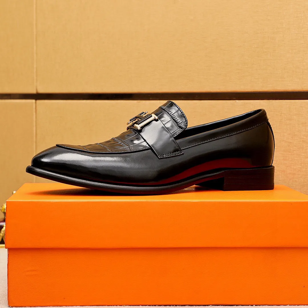 Men's shoes 💰460 💐 Product trademark: HERMES "Hermès" casual leather shoes Regular size: 39-44 (38.45.46🉑️Customized) Product materials: Selected imported first-layer calfskin embossed upper + classic hardware buckle, imported water-dyed 🐂 cowhide lining. Strong three-dimensional visual effect, combined outsole Color: 2⃣️colors available